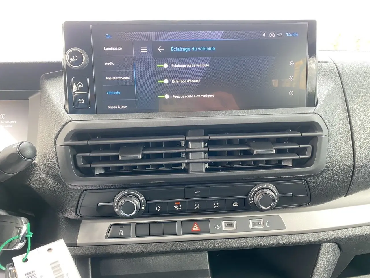 Vue rapprochée de la console centrale avec écran tactile 10'' et commandes de climatisation du Peugeot Expert gris titane.