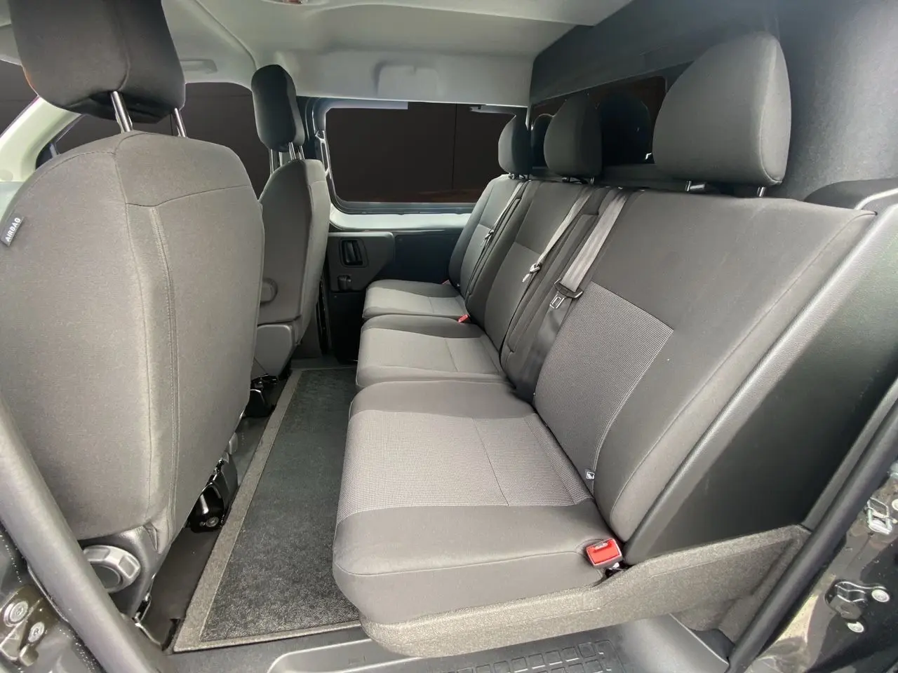 Vue intérieure côté droit des sièges arrière en tissu bi-ton noir et gris du Peugeot Expert Cabine Approfondie 2025.