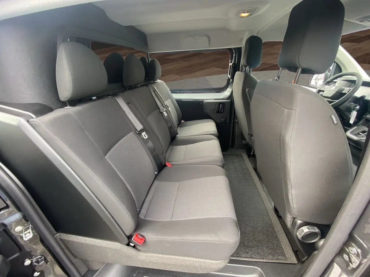 Vue intérieure côté droit des sièges arrière en tissu noir du Peugeot Expert Cabine Approfondie gris titane 2025.