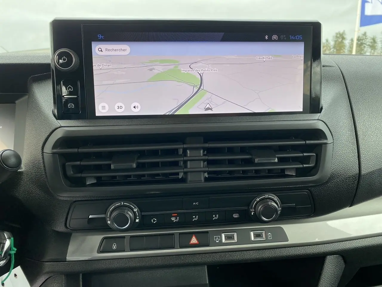 Vue rapprochée de la console centrale avec écran tactile 10'' affichant la navigation du Peugeot Expert gris titane.