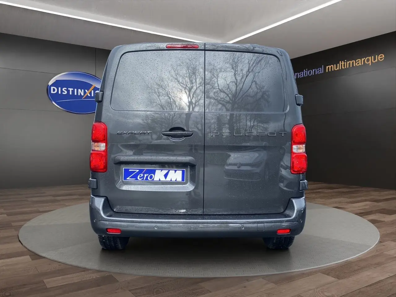 Vue arrière du Peugeot Expert Cabine Approfondie gris titane avec portes battantes et feux rouges visibles.