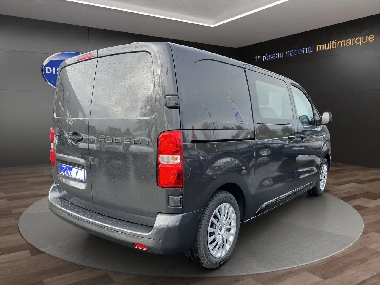 Vue 3/4 arrière droit du Peugeot Expert Cabine Approfondie gris titane avec portes arrière battantes et jantes argentées.