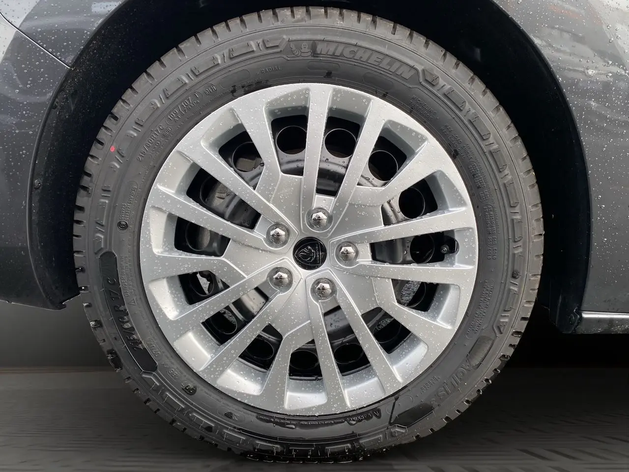 Gros plan sur la roue avant droite gris titane du Peugeot Expert Cabine Approfondie avec enjoliveur argenté et logo lion central.