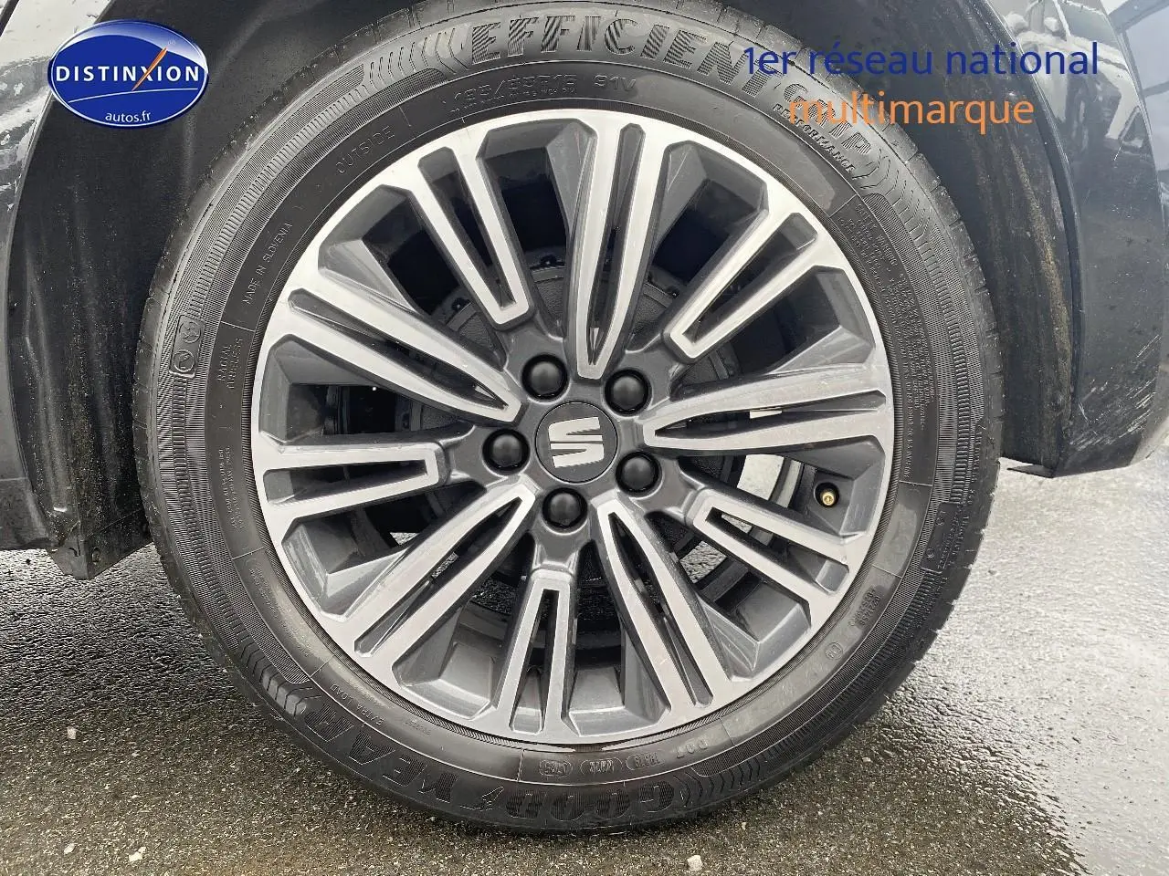 Gros plan sur la jante alliage 16 pouces design de la SEAT Ibiza noir minuit, roue avant droite visible.