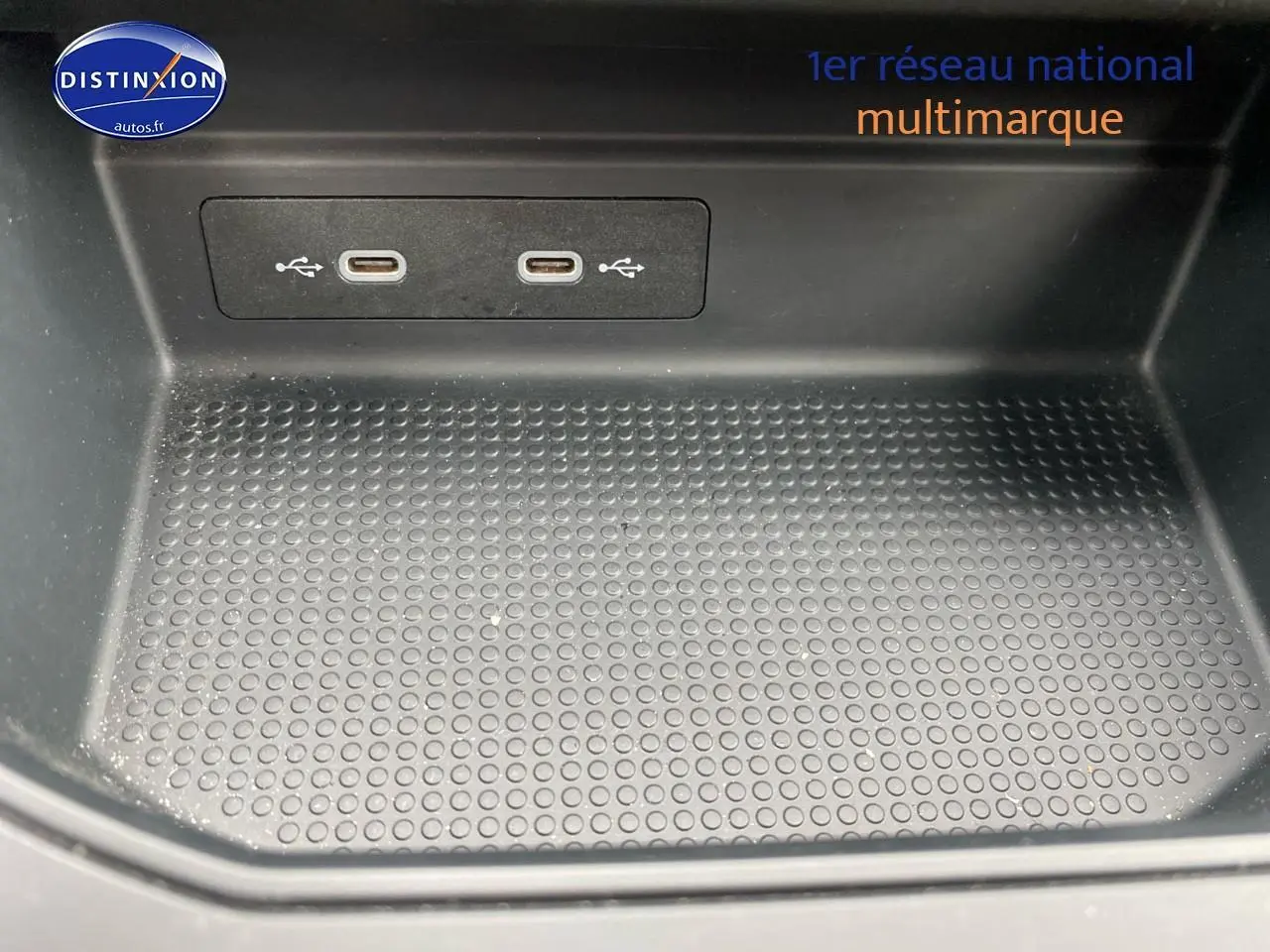 Gros plan sur la console centrale avec deux ports USB-C dans une SEAT Ibiza noir minuit 2025.