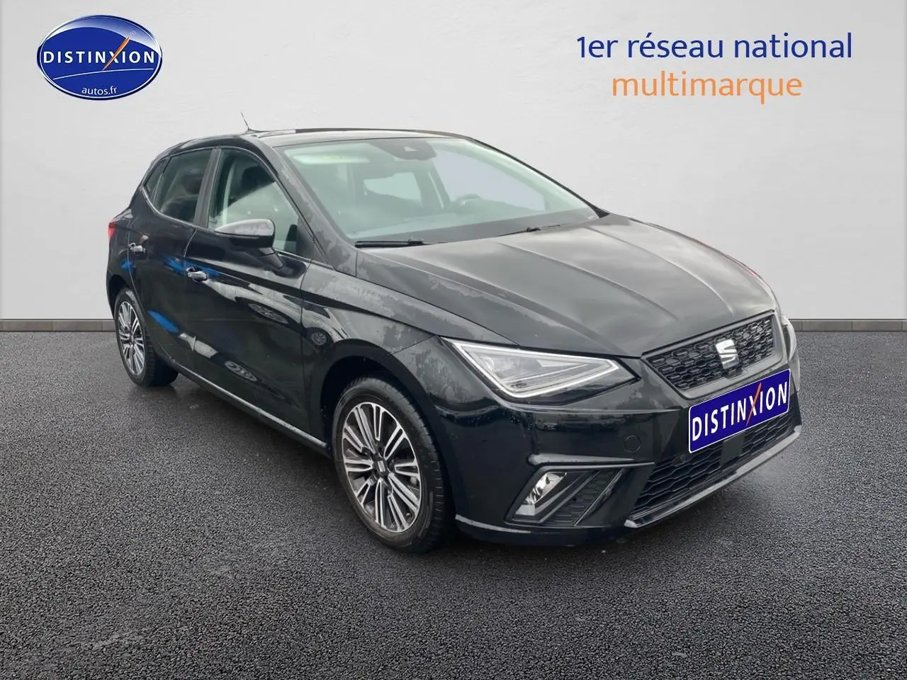 SEAT Ibiza noir minuit vue 3/4 avant droit avec phares full LED et jantes alliage design 16 pouces.