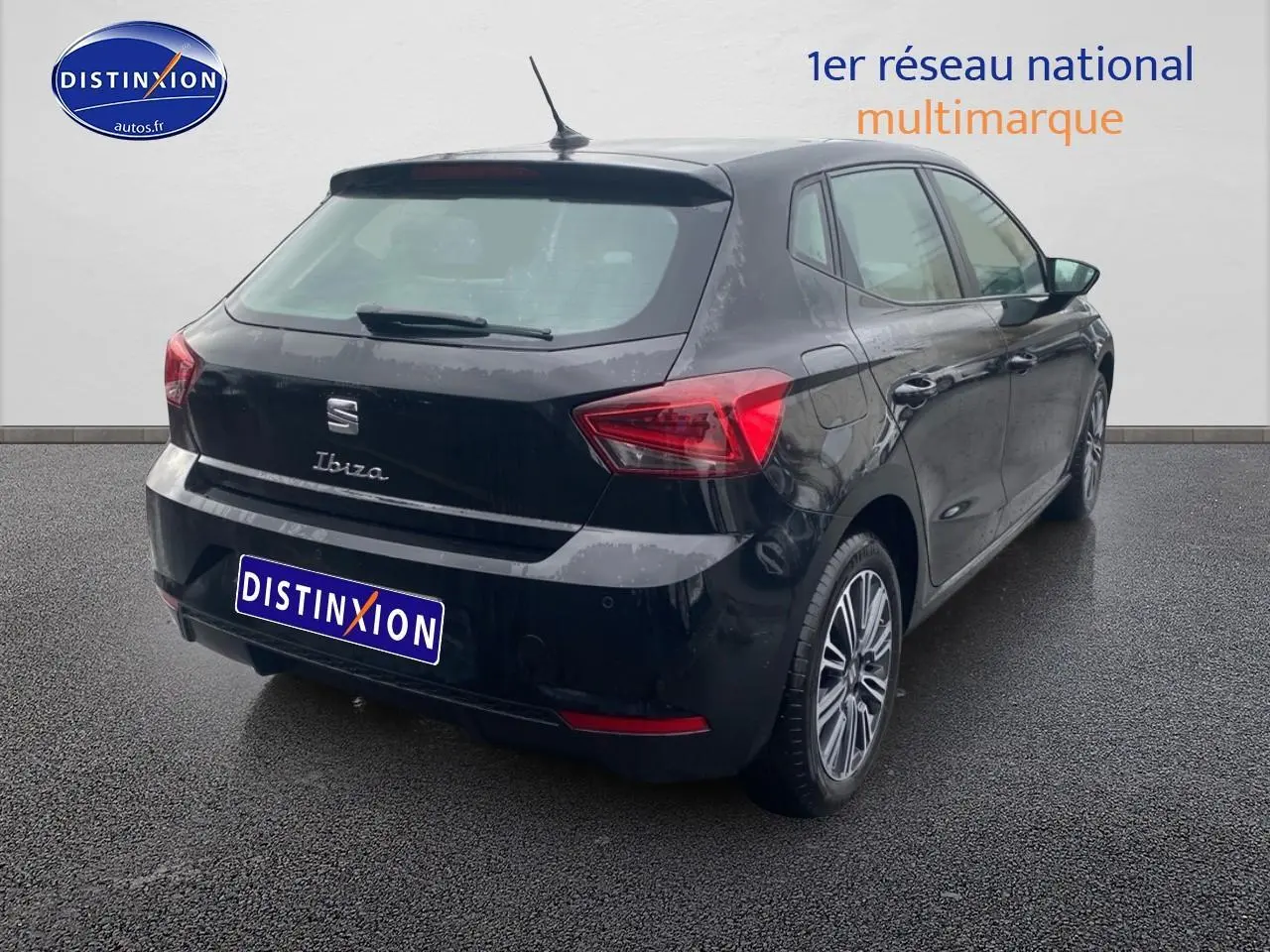 Vue 3/4 arrière droite d'une SEAT Ibiza noir minuit avec jantes alliage et feux arrière LED triangulaires visibles.