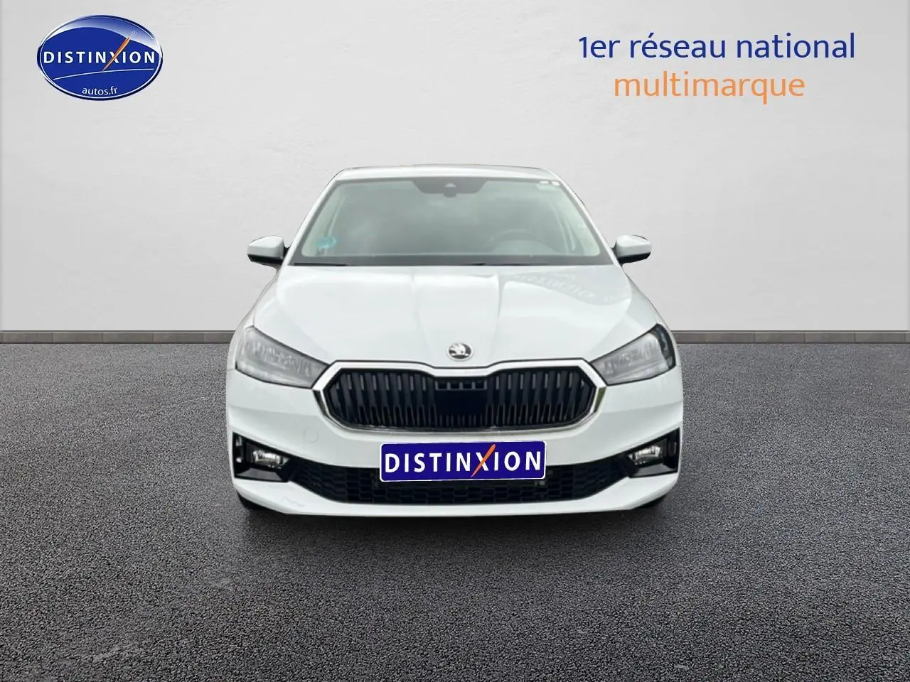 Vue frontale d'une Skoda Fabia blanche 2025 avec calandre noire et phares LED distinctifs.