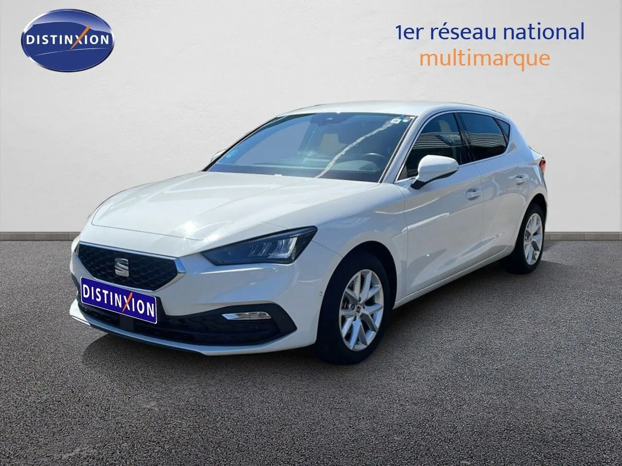 SEAT Leon blanc vue 3/4 avant droit, avec calandre noire et jantes alliage 16 pouces.