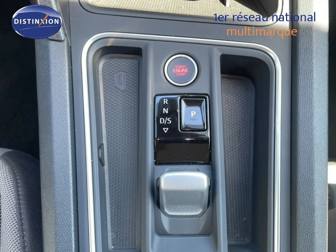 Vue rapprochée de la console centrale du SEAT LEON 2025, montrant la commande de boîte automatique et le bouton start/stop.