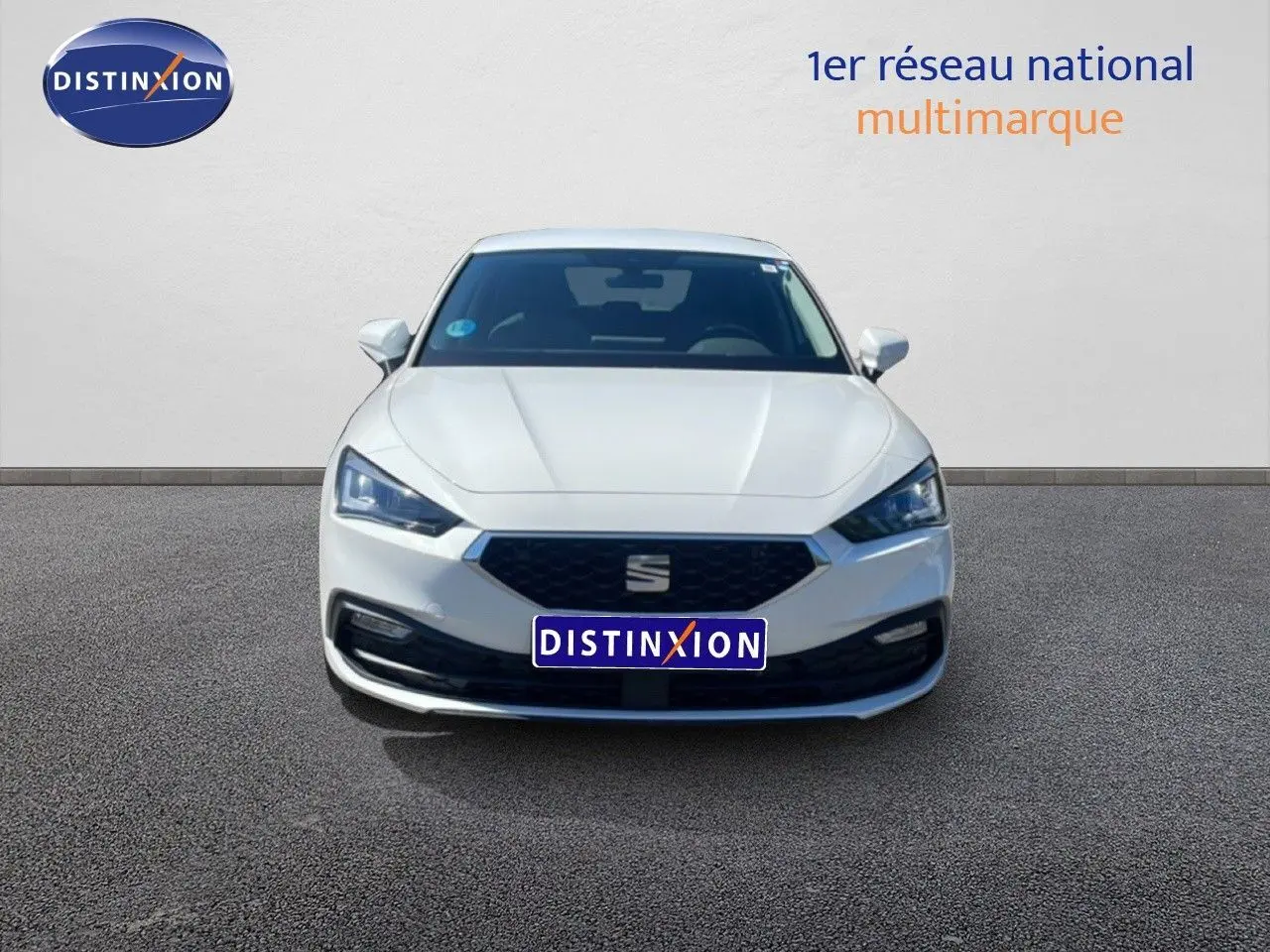 Vue frontale d'une SEAT Leon blanche 2025 avec calandre noire et phares LED anguleux.