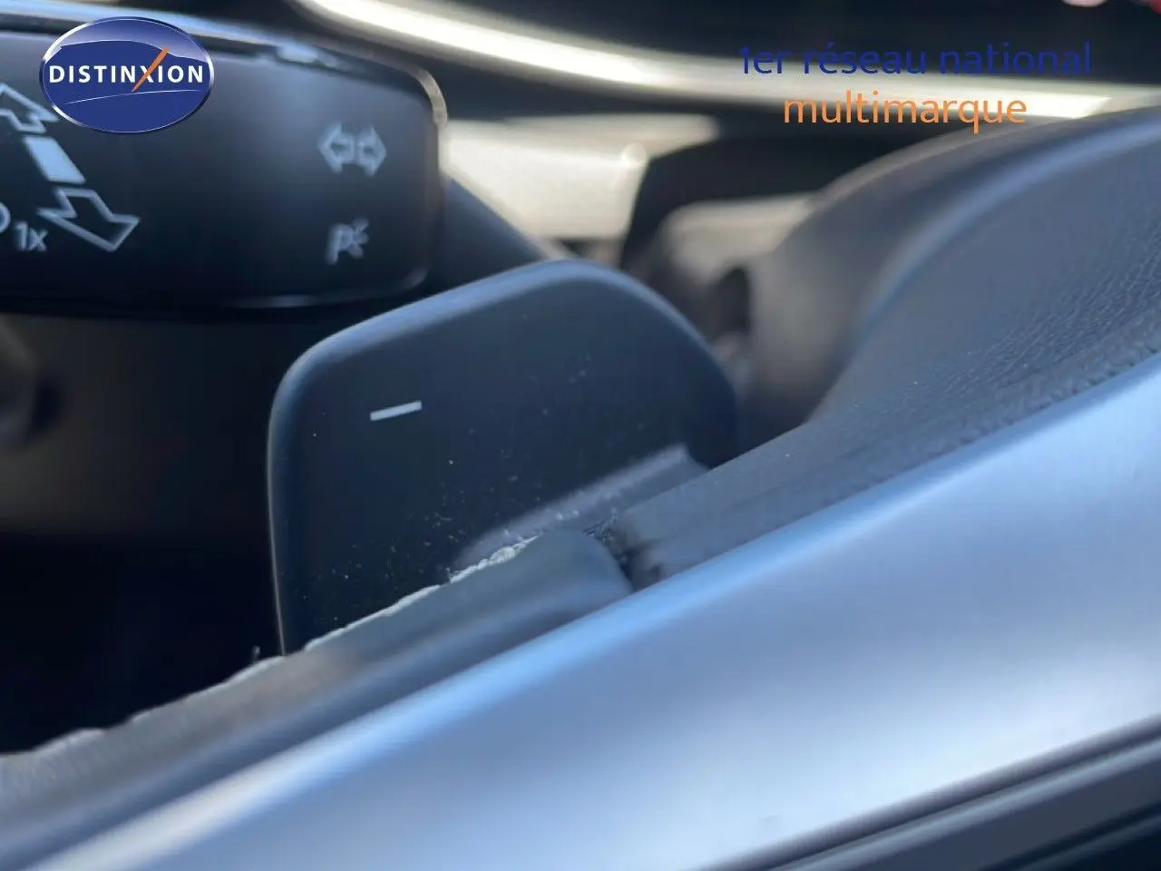 Gros plan sur la palette de changement de vitesse côté droit du volant d’une SEAT LEON blanche, version 2025.