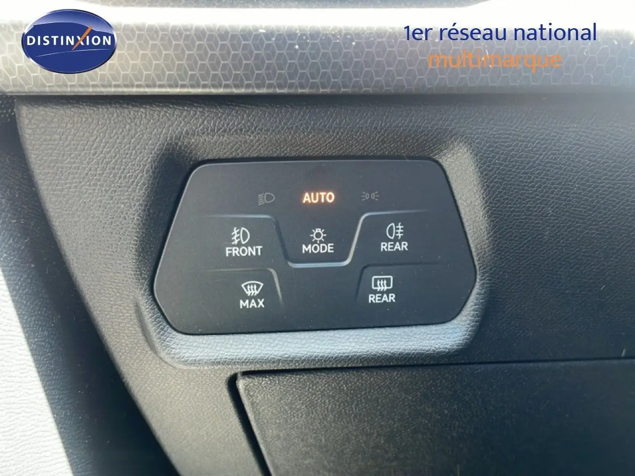 Gros plan sur le panneau de commandes d’éclairage et dégivrage intérieur noir du SEAT LEON blanc 2025.