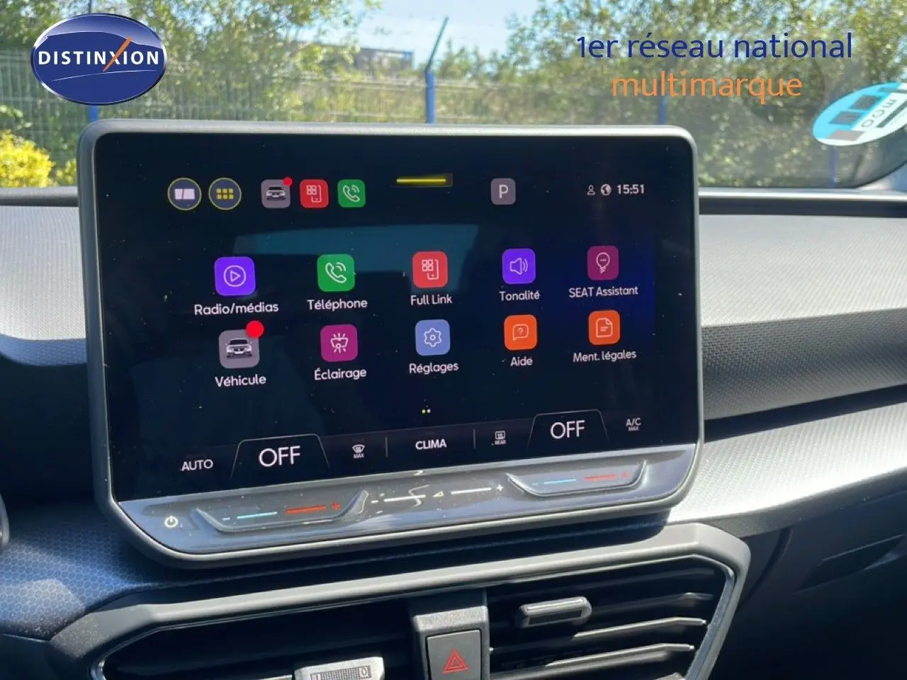 Vue rapprochée de l’écran tactile central du tableau de bord d’une SEAT Leon blanche 2025, affichant les menus multimédias.