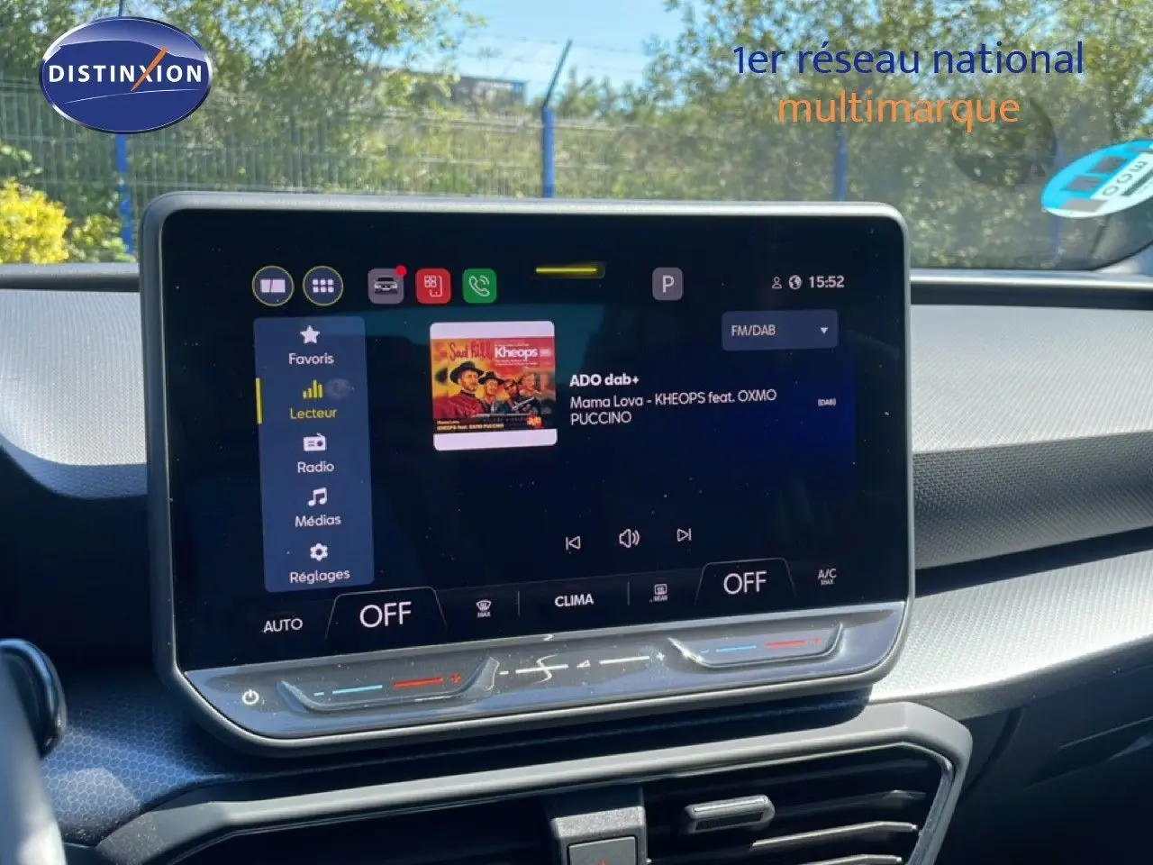 Écran tactile central du tableau de bord de la SEAT Leon 2025, affichant la radio numérique et les commandes climatiques.