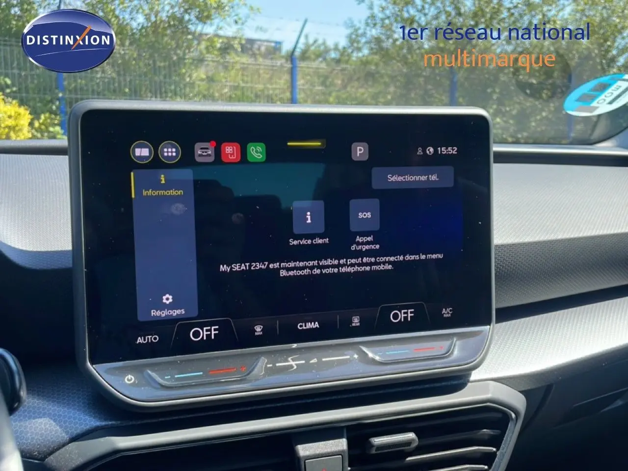 Vue rapprochée de l’écran tactile central du tableau de bord d’une SEAT Leon blanche, affichant le menu Bluetooth.