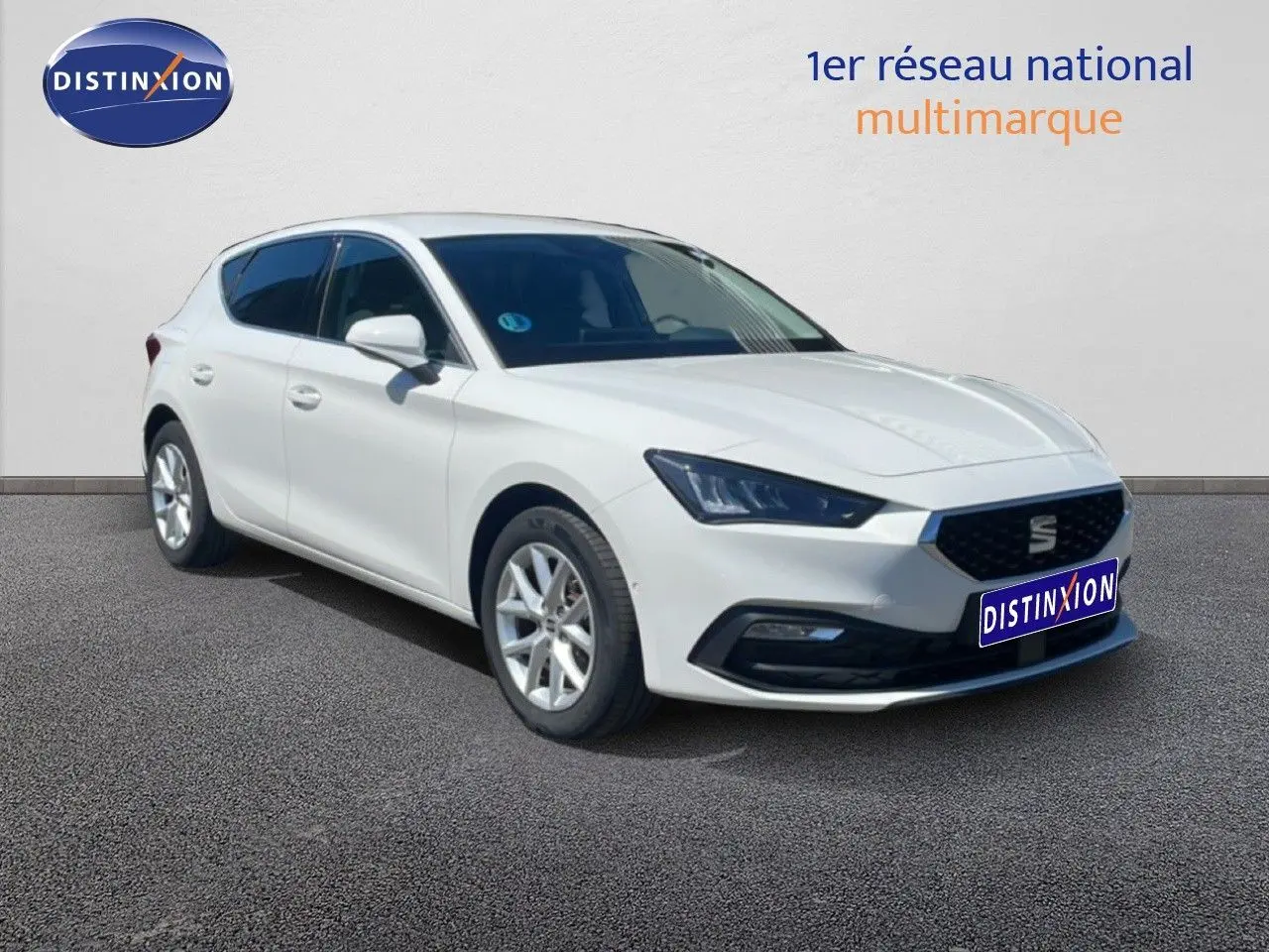SEAT Leon blanc vue 3/4 avant droit, avec calandre noire et jantes alliage 16 pouces.