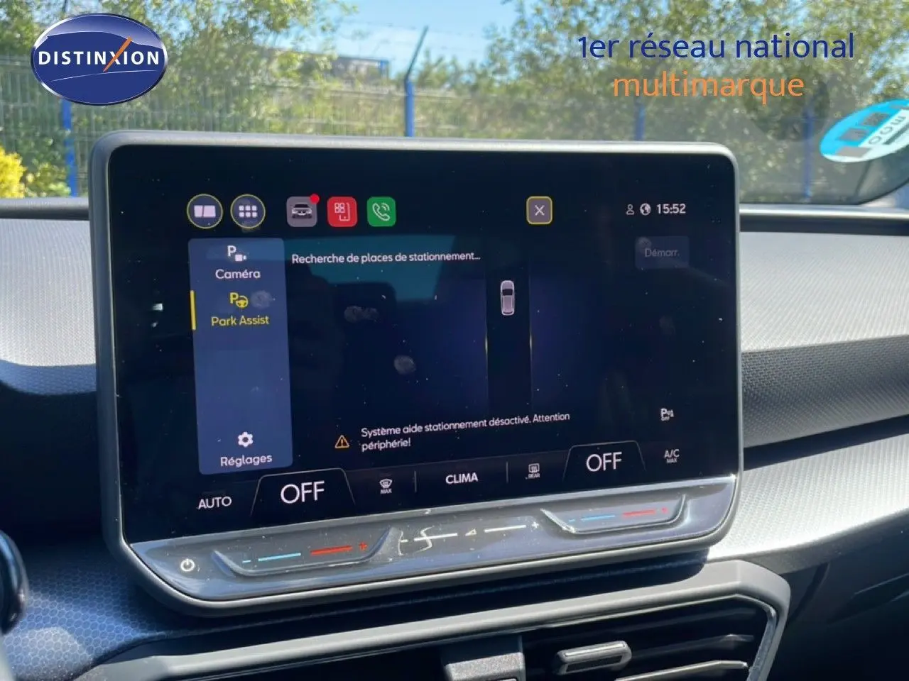 Écran tactile central de la SEAT Leon 2025 blanc, vue intérieure du tableau de bord avec affichage du Park Assist.