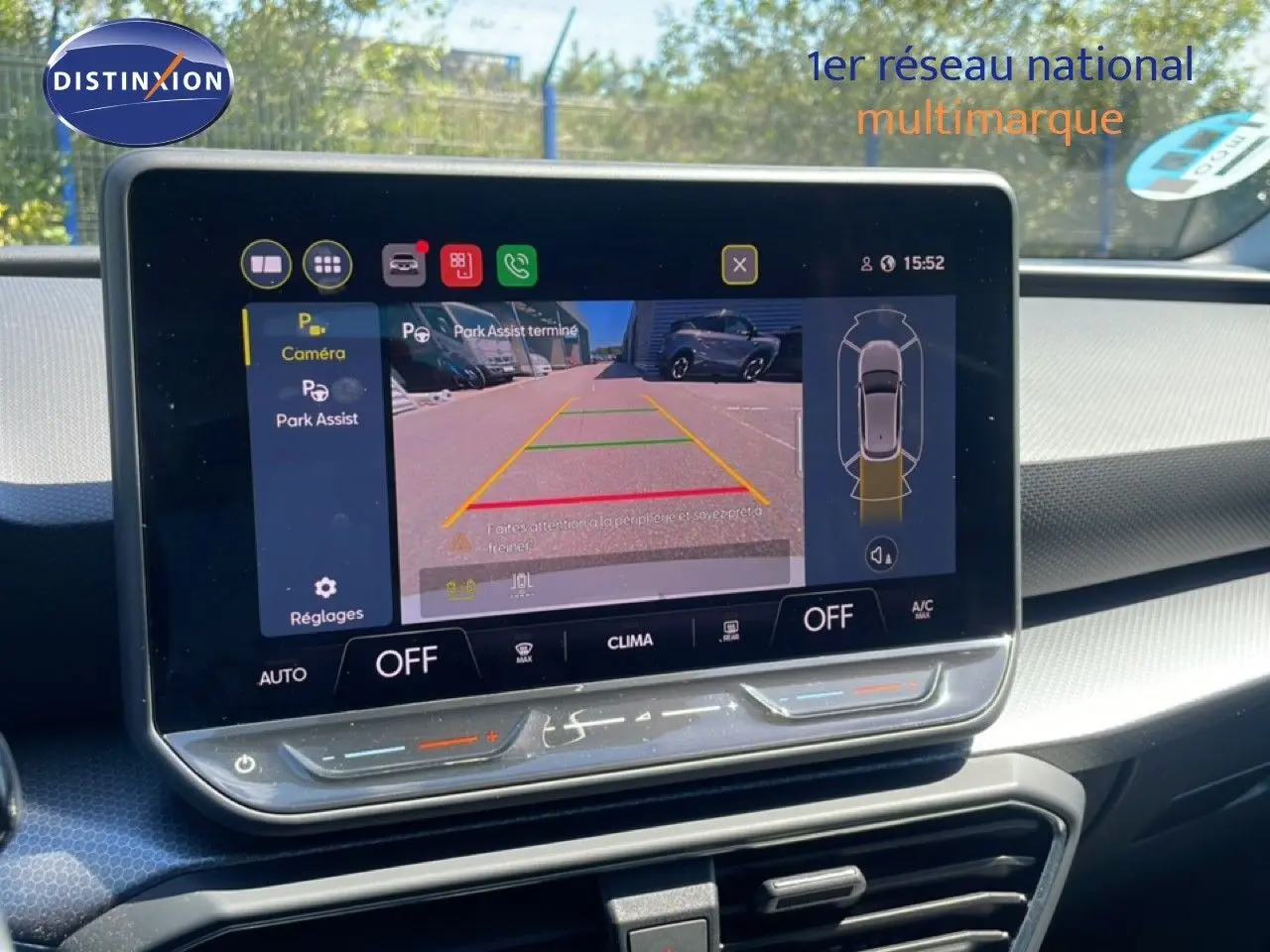 Écran tactile intérieur montrant la caméra de recul et l’assistance au stationnement du SEAT Leon blanc 2025.