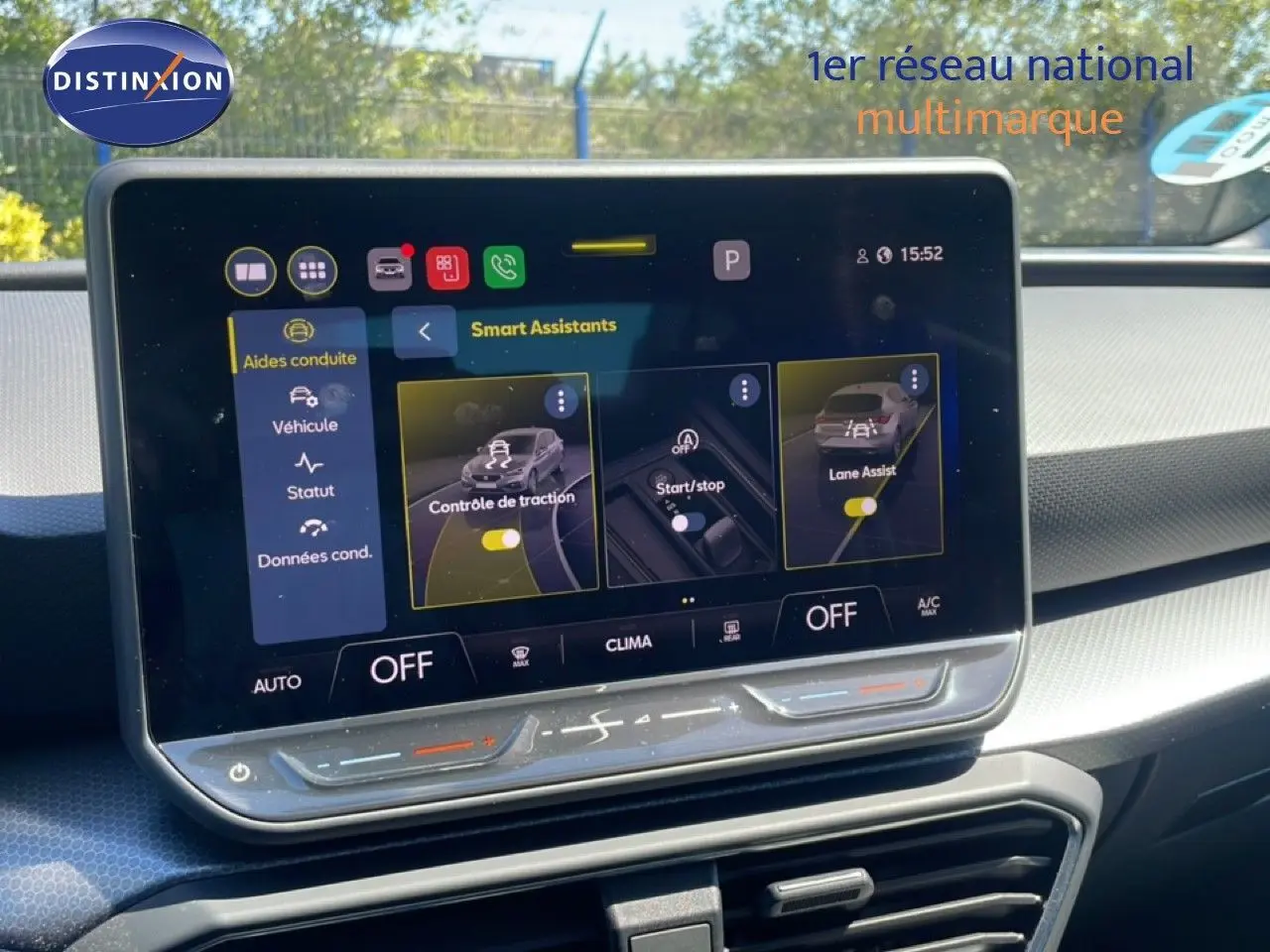 Écran tactile central du tableau de bord d’une SEAT Leon blanche 2025, affichant les assistants de conduite.