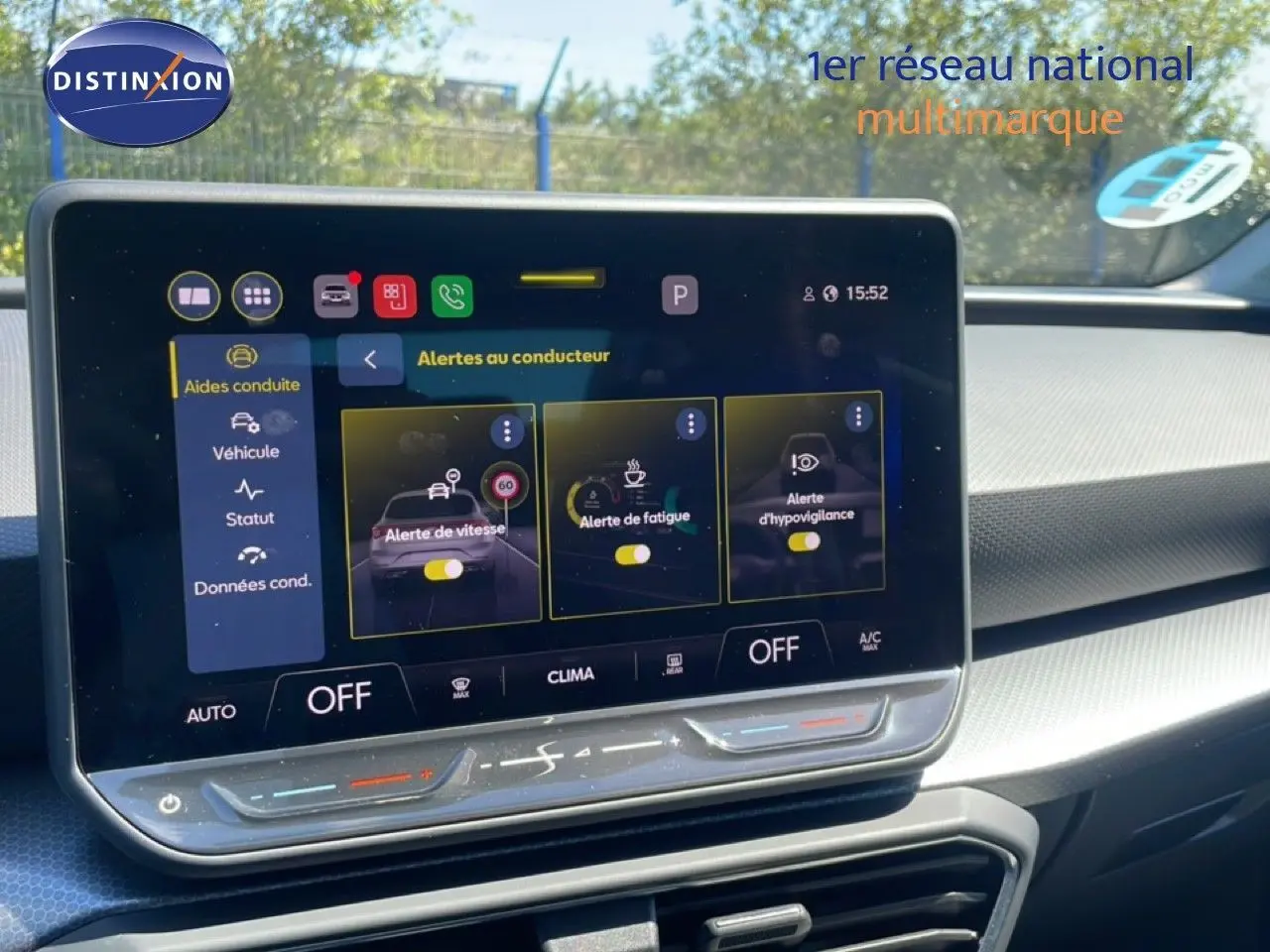 Écran tactile central du tableau de bord de la SEAT Leon 2025, affichant les alertes au conducteur.
