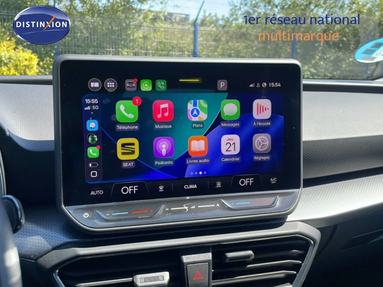 Vue rapprochée de l’écran tactile central du tableau de bord de la SEAT Leon blanche 2025, affichant l’interface multimédia.