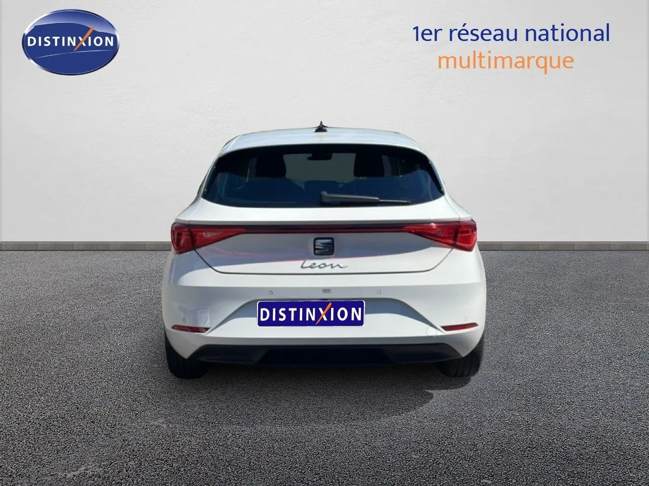 Vue arrière d'une SEAT Leon blanche 2025 avec feux arrière reliés et logo central distinctif.