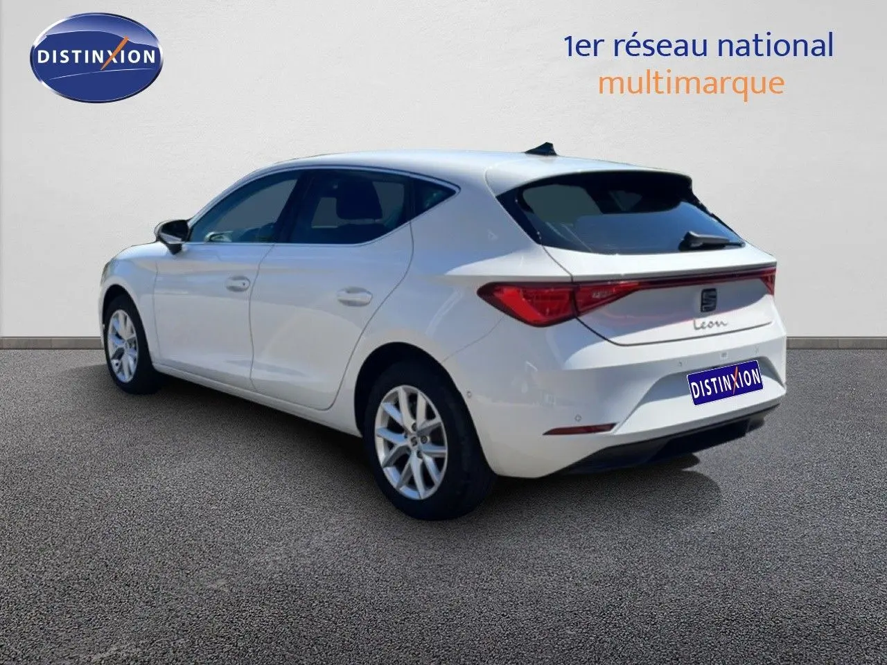 Vue 3/4 arrière droite d'une SEAT Leon blanche 2025, soulignant ses lignes modernes et ses feux arrière LED.