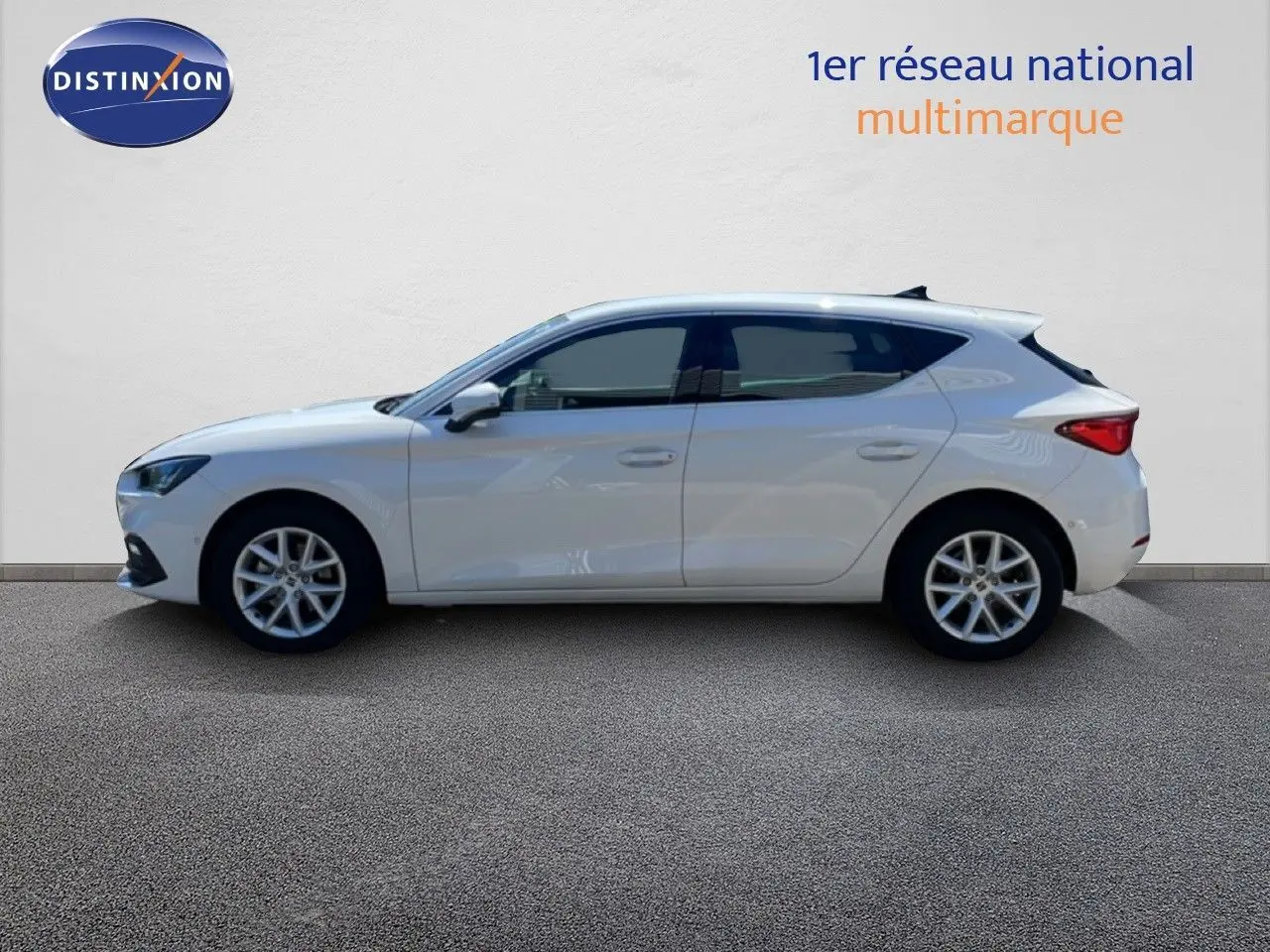 Profil droit d'une SEAT Leon blanche 2025, version 1.5 TSI Style 25e anniversaire, sur fond neutre intérieur.
