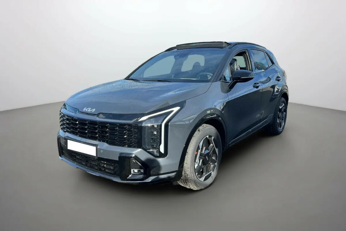 KIA SPORTAGE 2026 gris eclipse avec toit noir, vue 3/4 avant mettant en valeur ses phares Matrix LED et jantes alu.