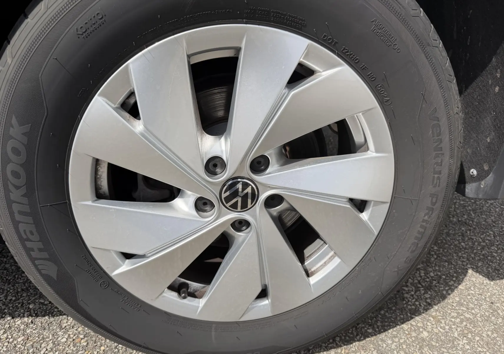 Gros plan sur la jante alliage 17 pouces argentée du Volkswagen Tiguan noir, avec pneu Hankook visible.