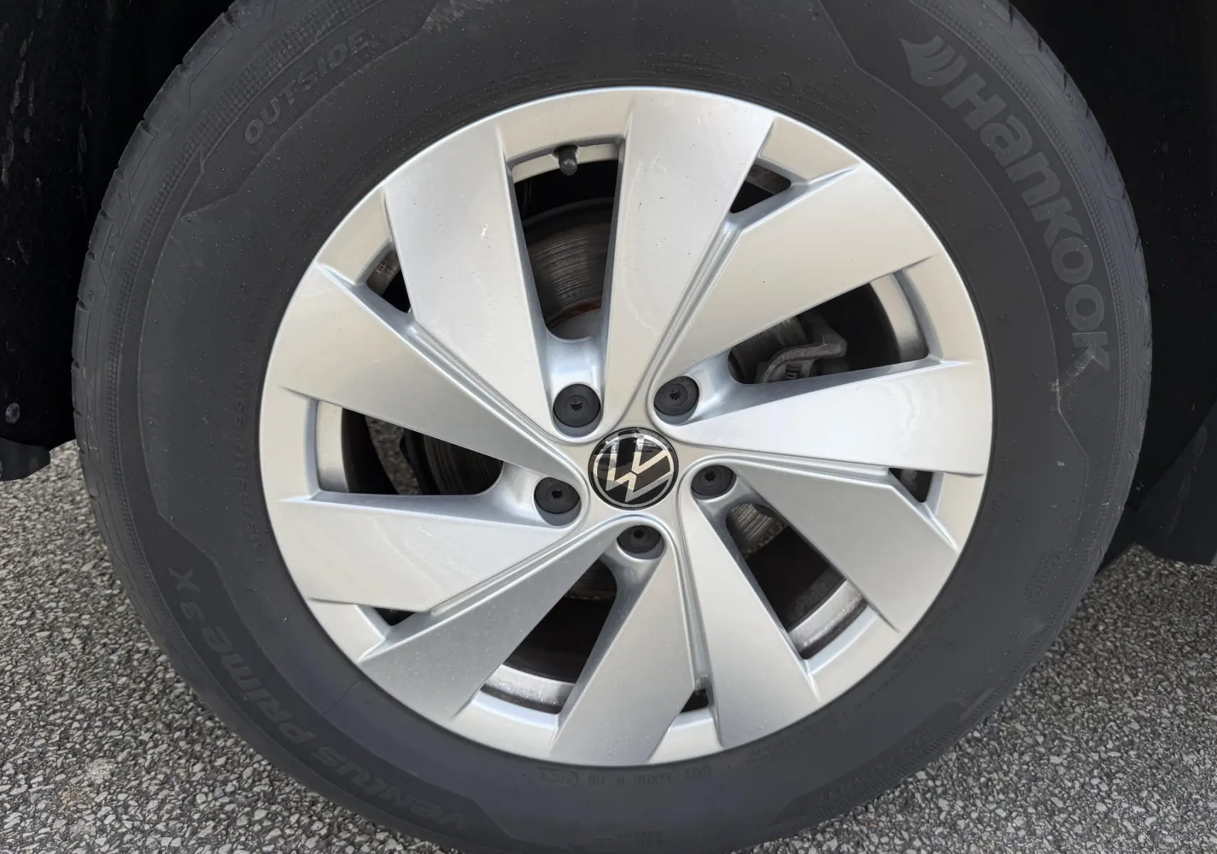Gros plan sur la jante alliage 17 pouces argentée avec logo Volkswagen au centre, montée sur pneu Hankook noir.