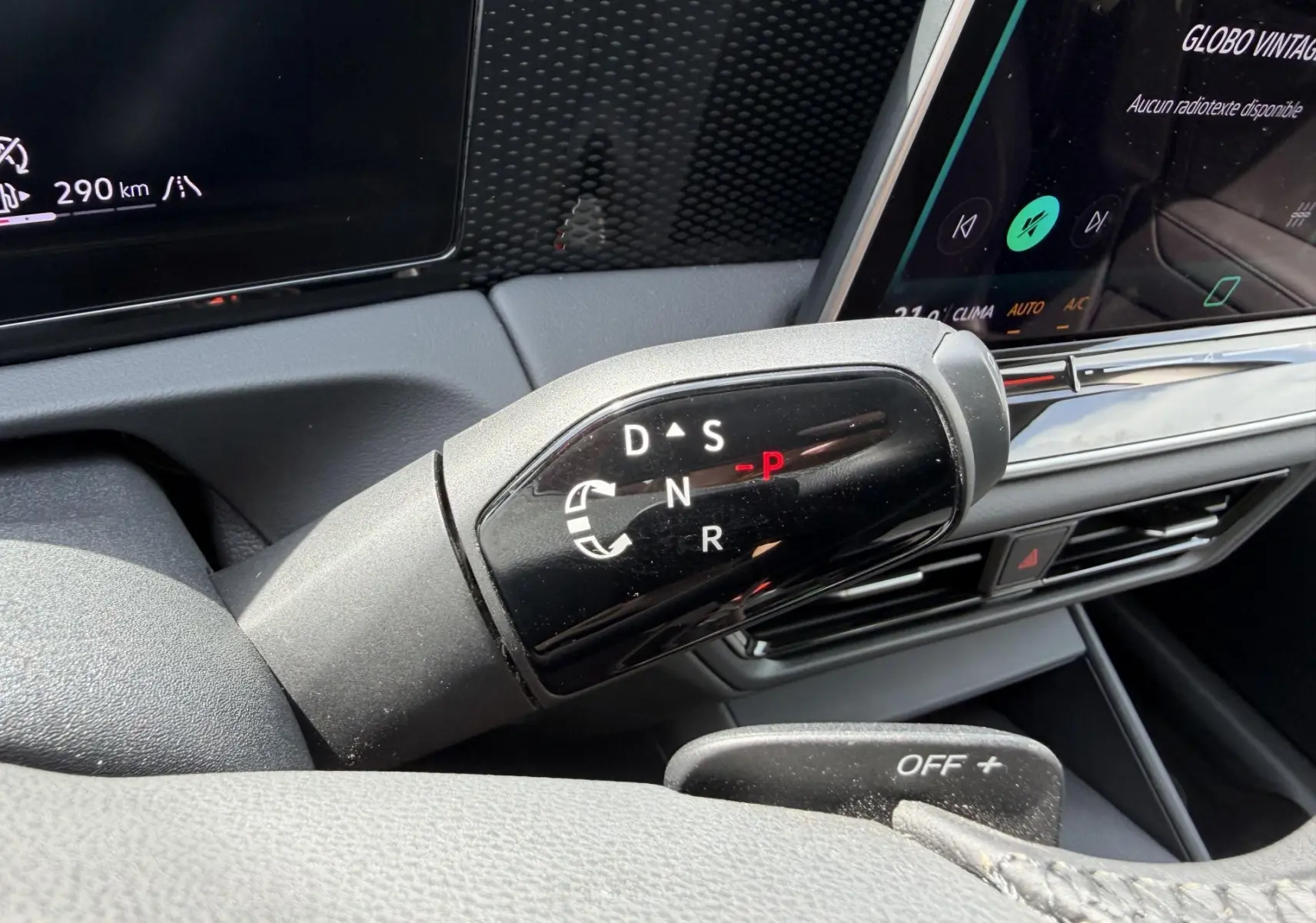 Gros plan sur le levier de vitesses noir brillant du Volkswagen Tiguan 2025, avec affichage des modes D, S, N, R et P en rouge.