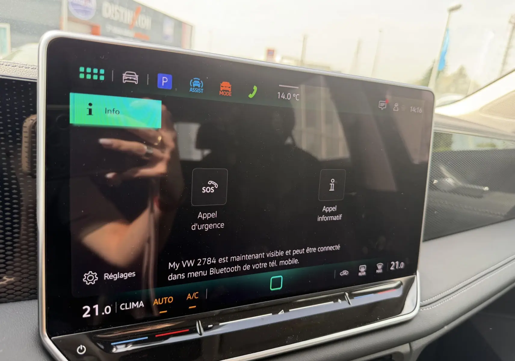 Écran tactile du tableau de bord du Volkswagen Tiguan 2025, affichant les options d'appel d'urgence et climatisation à 21°C.
