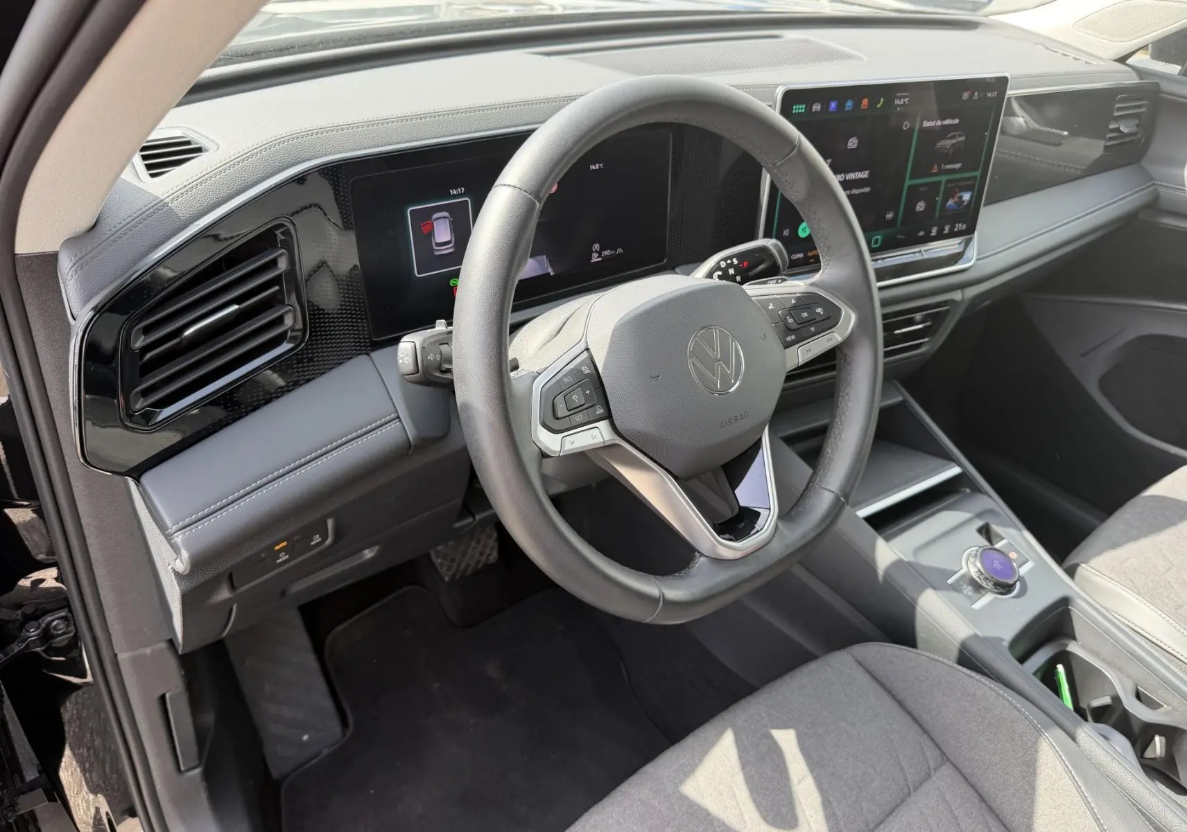 Vue intérieure côté conducteur du Volkswagen Tiguan 2025, volant cuir multifonction et écran tactile digital pro.