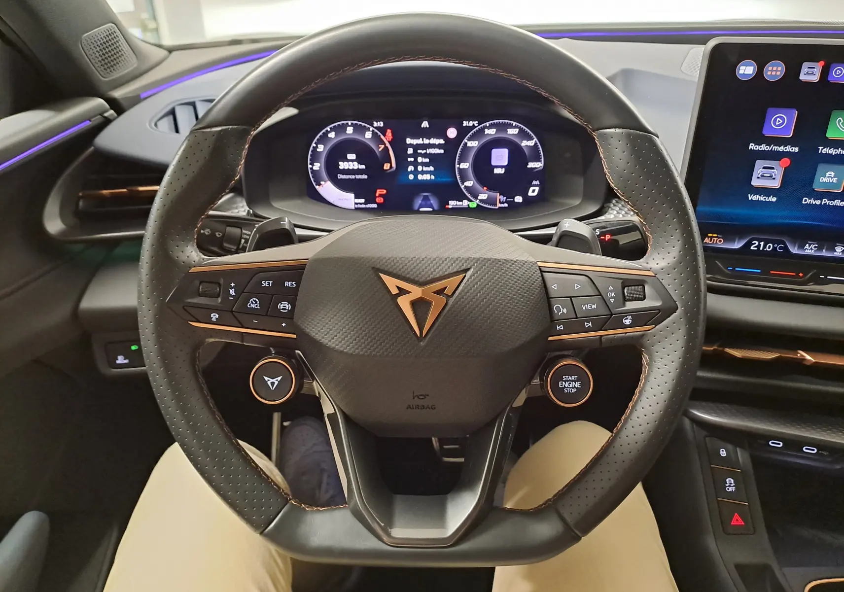 Vue intérieure centrée sur le volant cuir perforé avec logo CUPRA et tableau de bord numérique du TERRAMAR 2025.