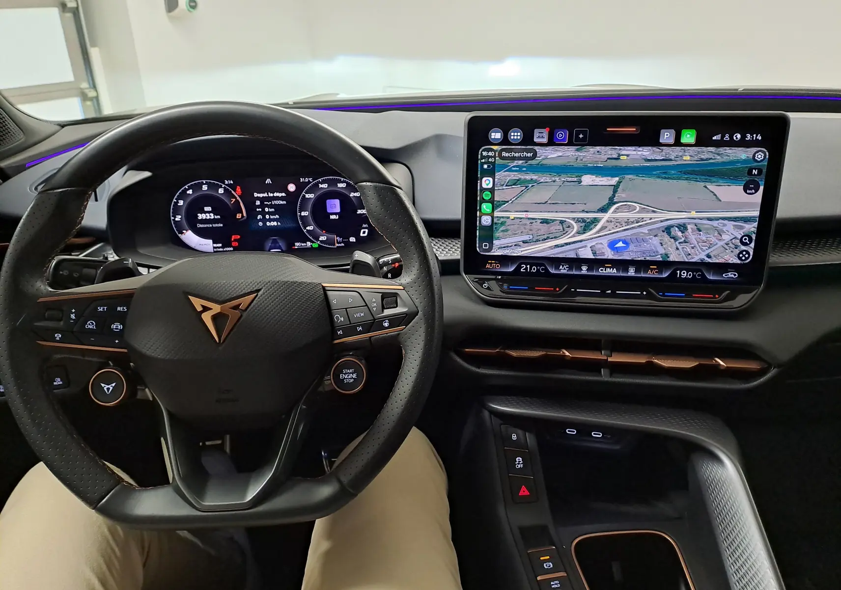 Vue intérieure centrée sur le volant et l'écran tactile du tableau de bord de la CUPRA TERRAMAR 2025.