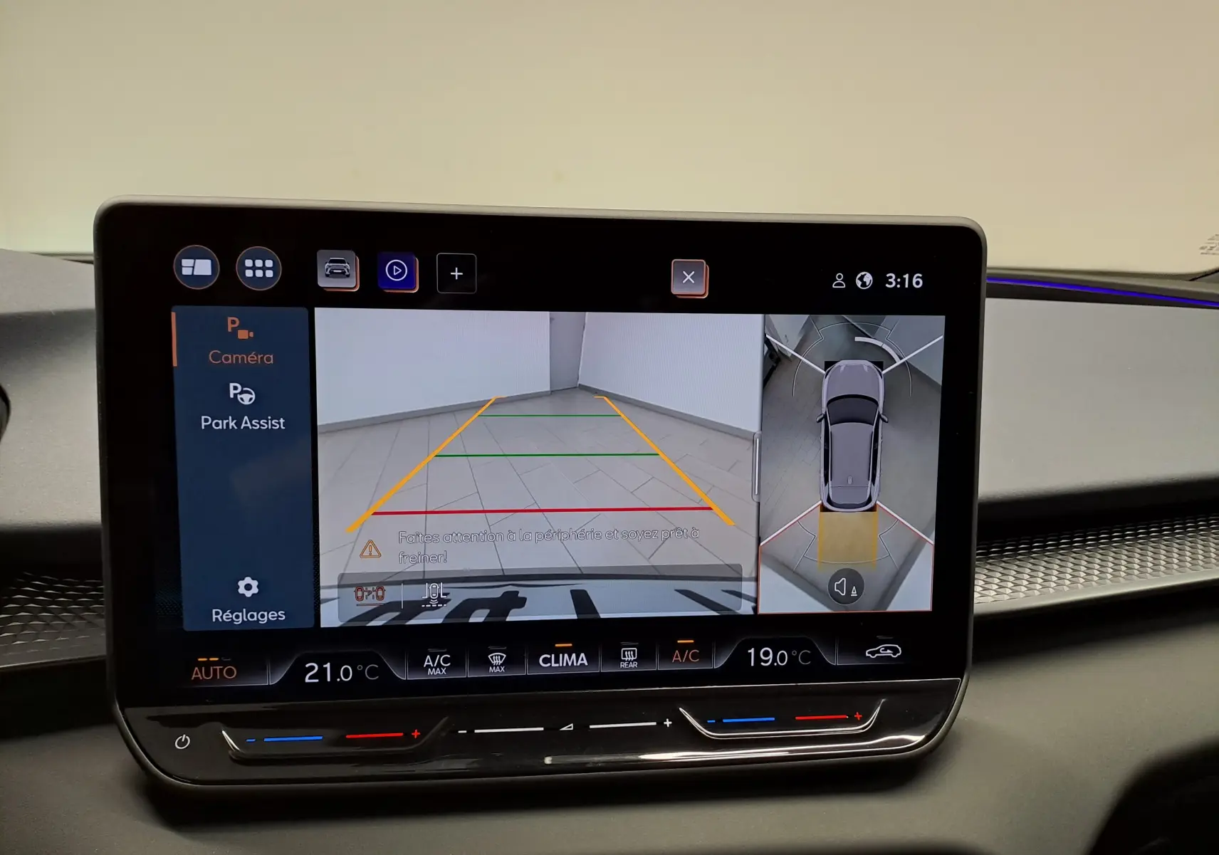 Écran tactile intérieur montrant l'aide au stationnement avec vue arrière et caméra 360° du CUPRA TERRAMAR.
