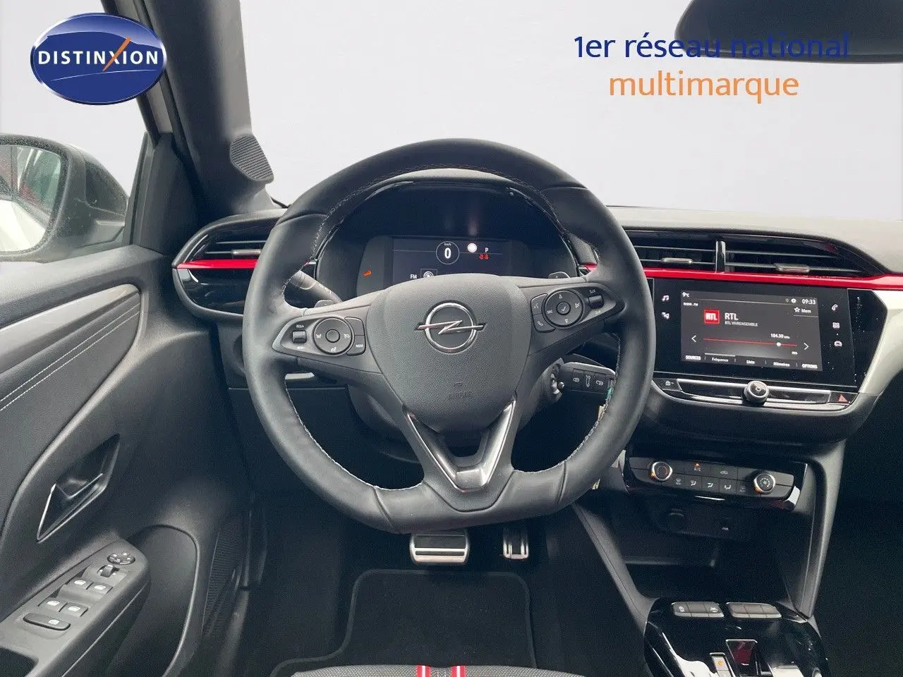 Vue intérieure centrée sur le volant cuir noir et le tableau de bord digital de l'Opel Corsa blanche 2022 finition GS Line.