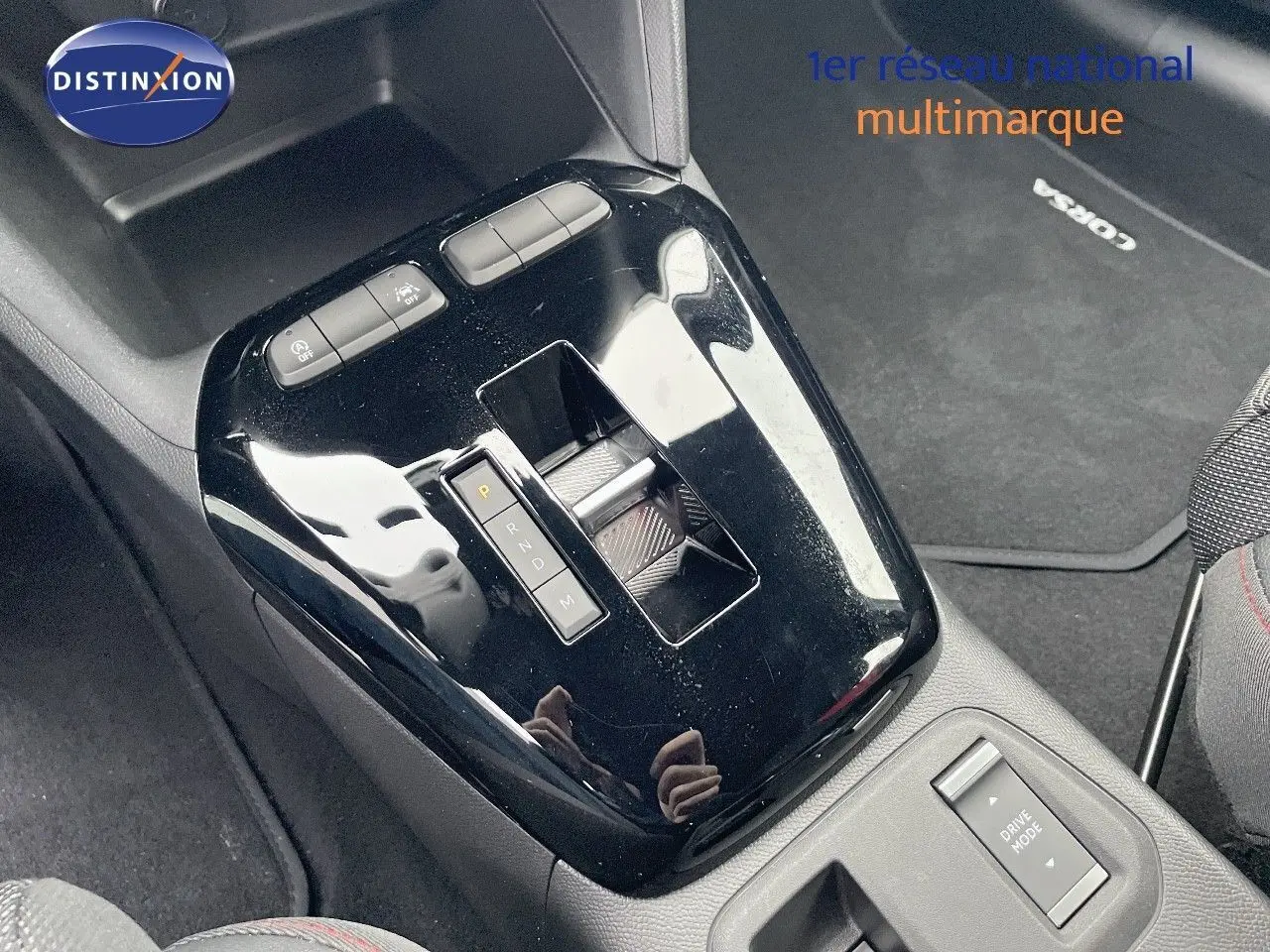 Gros plan sur la console centrale noire brillante avec levier de vitesses automatique dans Opel Corsa blanche 2022.