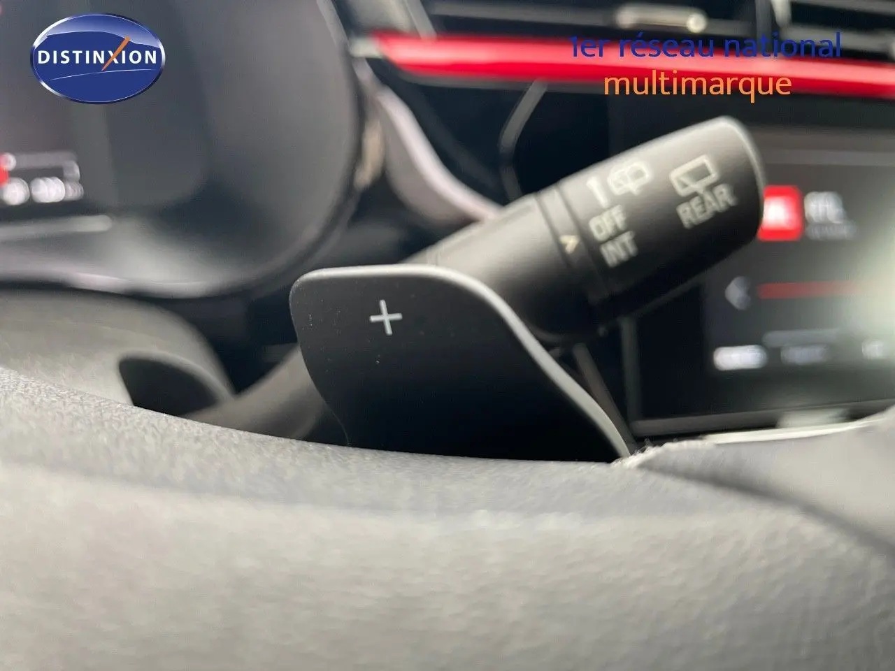 Gros plan sur la palette de changement de vitesse "+" côté droit du volant d'une Opel Corsa blanche 2022.