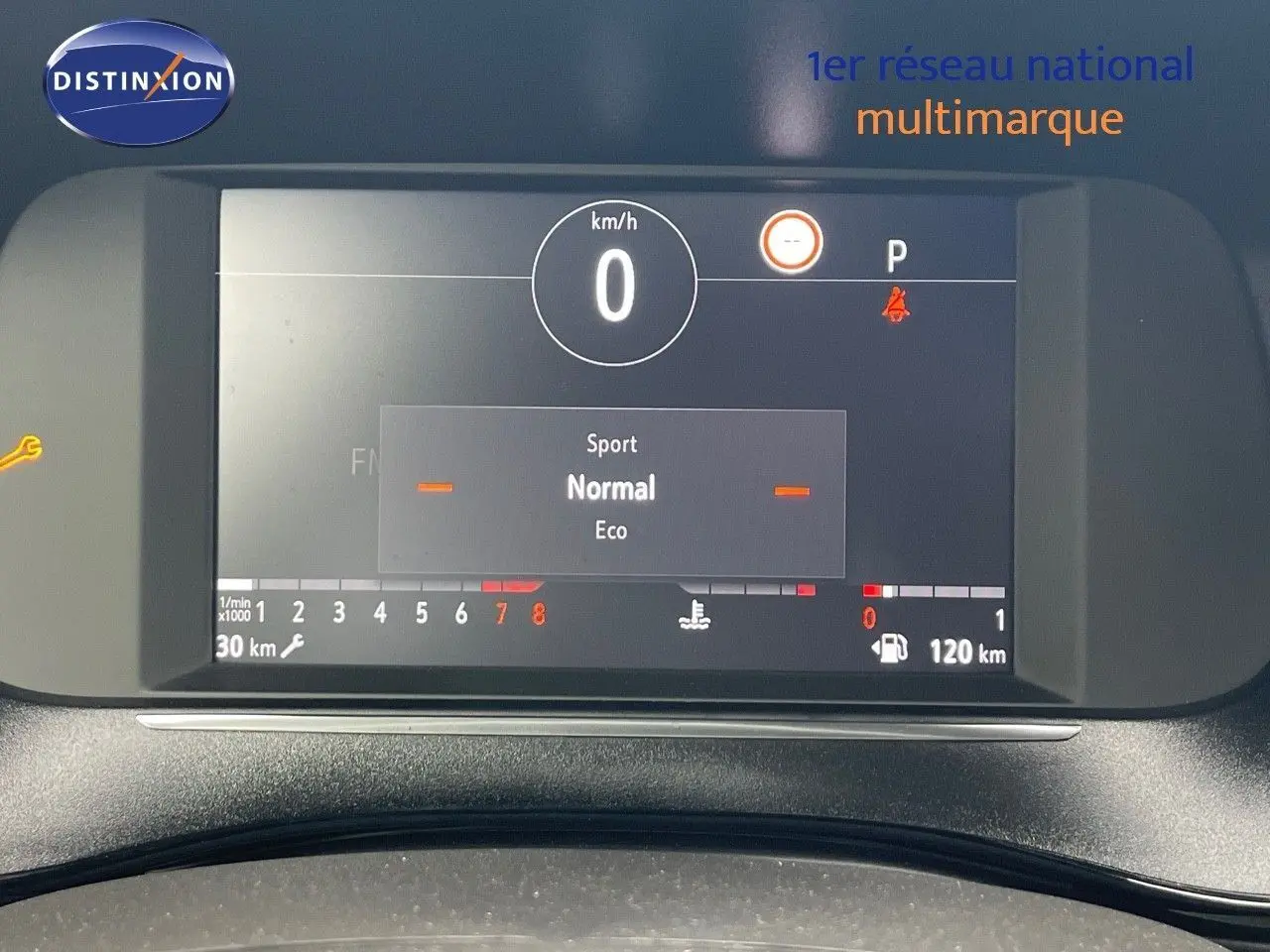 Tableau de bord numérique de l'Opel Corsa blanc 2022 affichant le mode de conduite Normal en vue frontale.