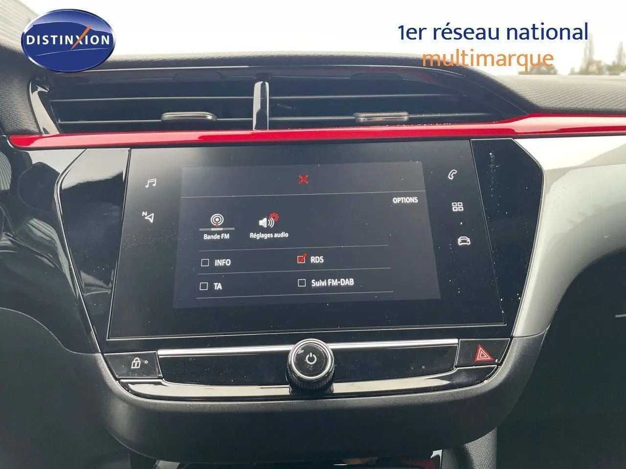 Tableau de bord intérieur de l'Opel Corsa blanc 2022 avec écran tactile et bandeau décoratif rouge brillant