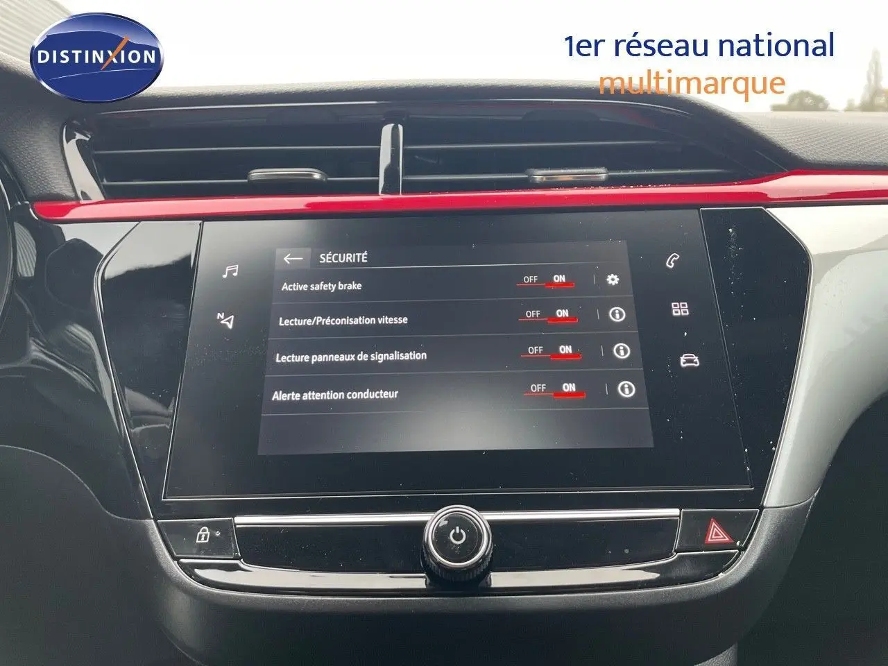 Écran tactile central de la console d'une Opel Corsa blanche 2022, affichant le menu de sécurité avec options activées.