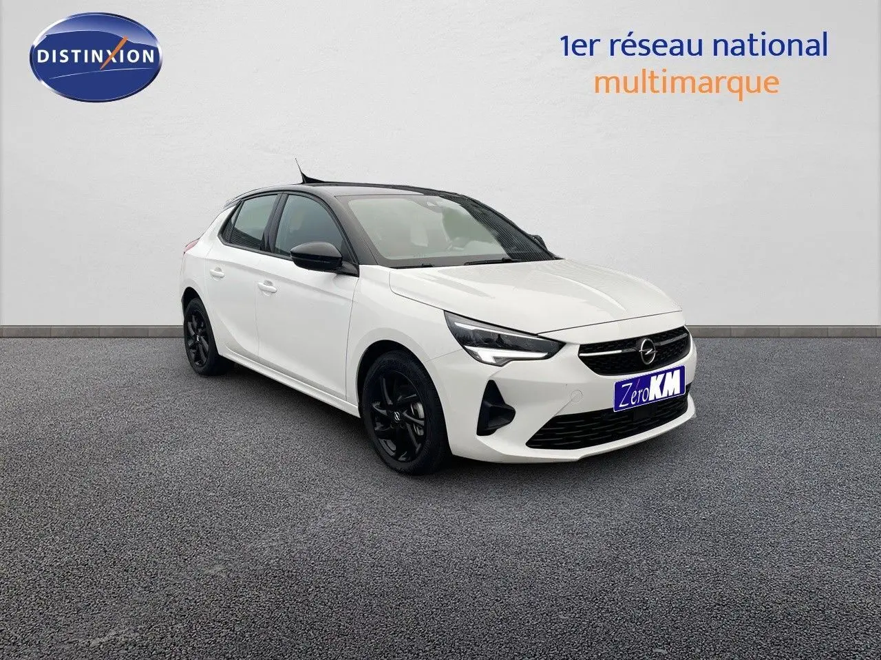 Opel Corsa blanc vue 3/4 avant droit avec toit noir et jantes noires sur fond neutre.