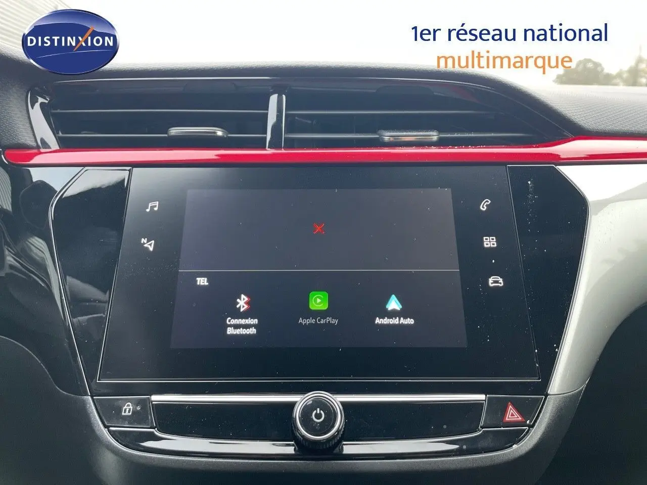 Écran tactile central de l'Opel Corsa blanc 2022 avec interface Apple CarPlay et Android Auto visible.