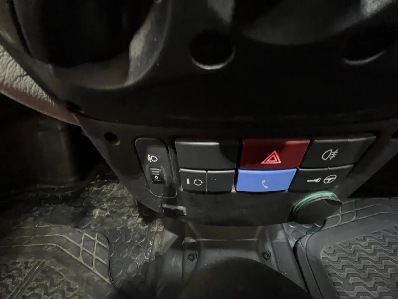 Gros plan sur les commandes centrales du tableau de bord du Citroën E-MEHARI cabriolet bleu clair de 2016.