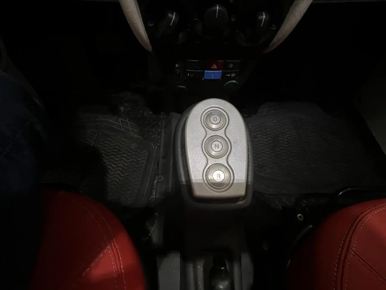 Gros plan sur la console centrale de la Citroën E-MEHARI cabriolet 2016, boutons de boîte auto visibles.