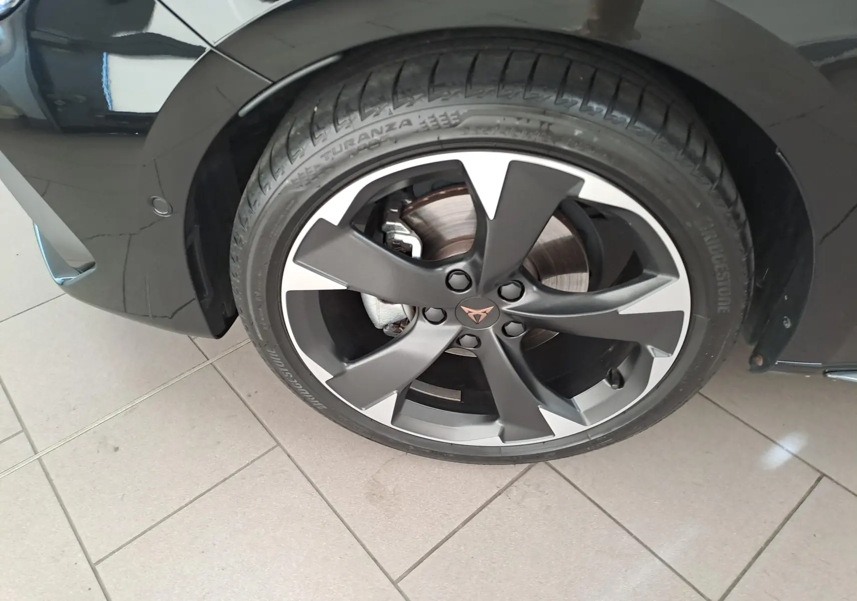 Gros plan sur la roue avant gauche de la CUPRA Leon 2025 Noir Minuit avec jante alliage au design moderne.