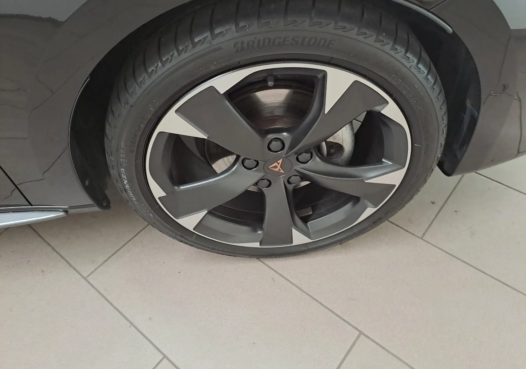 Gros plan sur la roue avant gauche de la CUPRA Leon 2025 Noir Minuit avec jante alliage au design sportif.